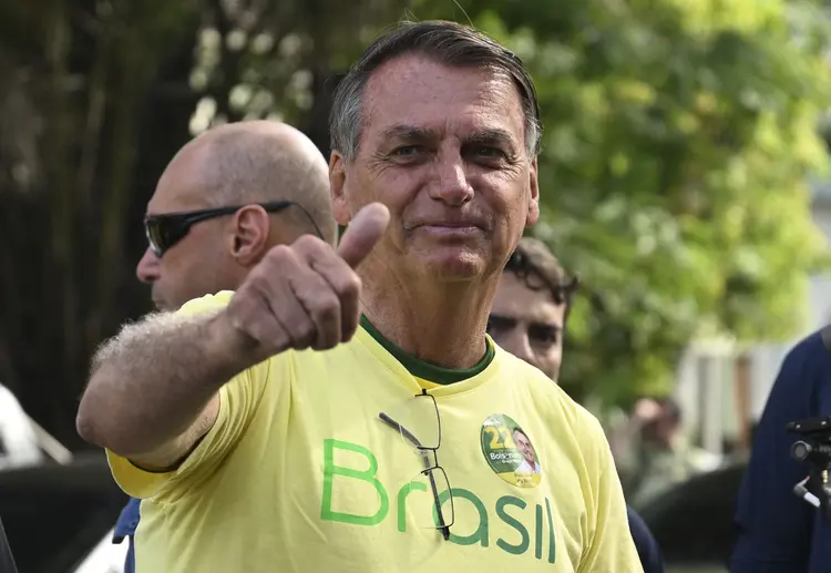 O presidente Jair Bolsonaro (PL) chegou na sua seção eleitoral, na escola municipal Rosa da Fonseca, na Vila Militar, zona oeste do Rio, às 7h50 (Pablo PORCIUNCULA/Getty Images)