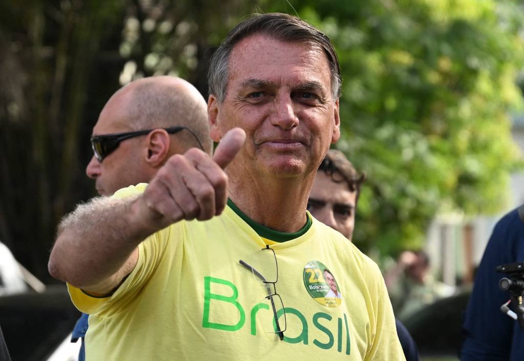 Bolsonaro vota logo cedo no Rio de Janeiro e afirma: 'expectativa é de vitória'