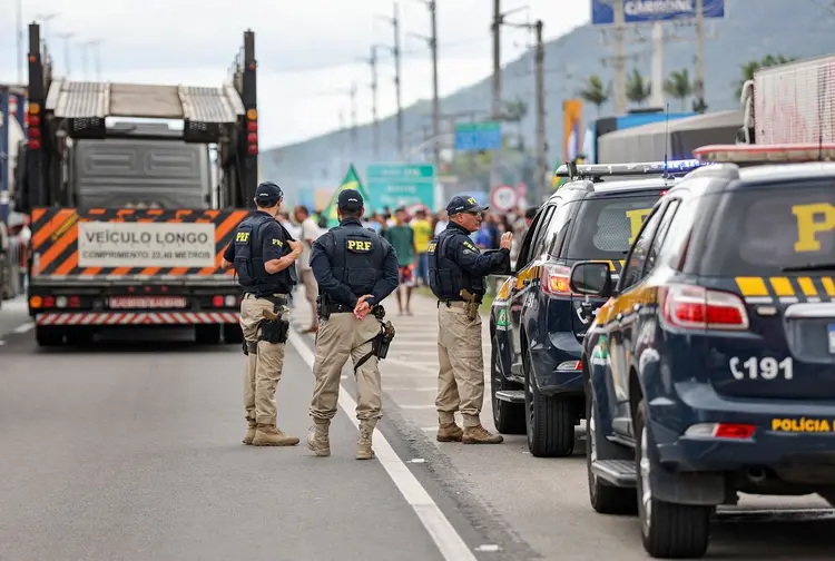 Agentes da PRF em rodovia: metade das dispersões nesse período ocorreu em Santa Catarina (ANDERSON COELHO/AFP/Getty Images)