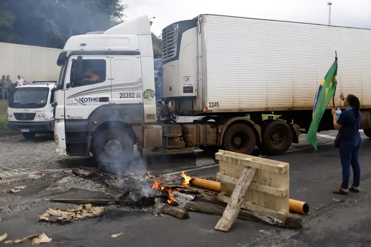 Caminhão em Volta Redonda (RJ): trechos da Dutra bloqueados estão sendo liberados nesta terça-feira (Wagner Meier/Getty Images)