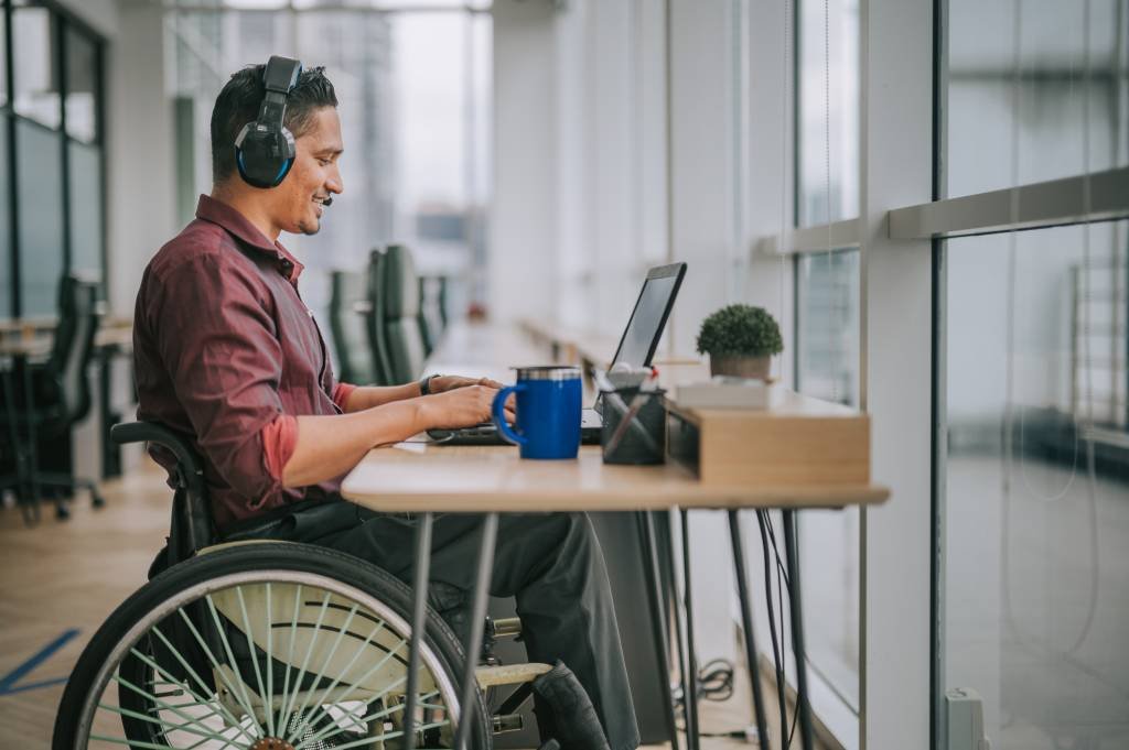 Pessoa com deficiência: vagas são exclusivas para PCD para incluir grupo no mercado tech (Edwin Tan/Getty Images)
