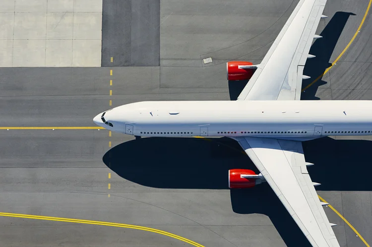 Atividade de transporte aéreo de passageiros teve queda por conta do aumento no preço das passagens, o que influenciou negativamente o setor (Jaromir Chalabala / EyeEm/Getty Images)