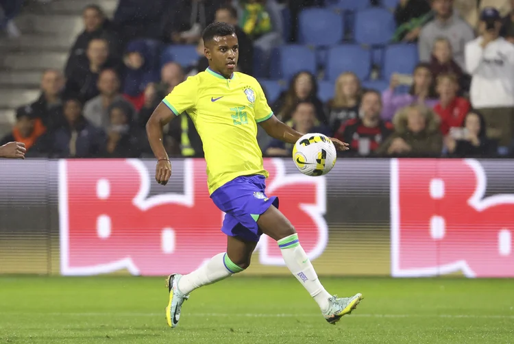 Rodrygo em campo (Jean Catuffe/Getty Images)