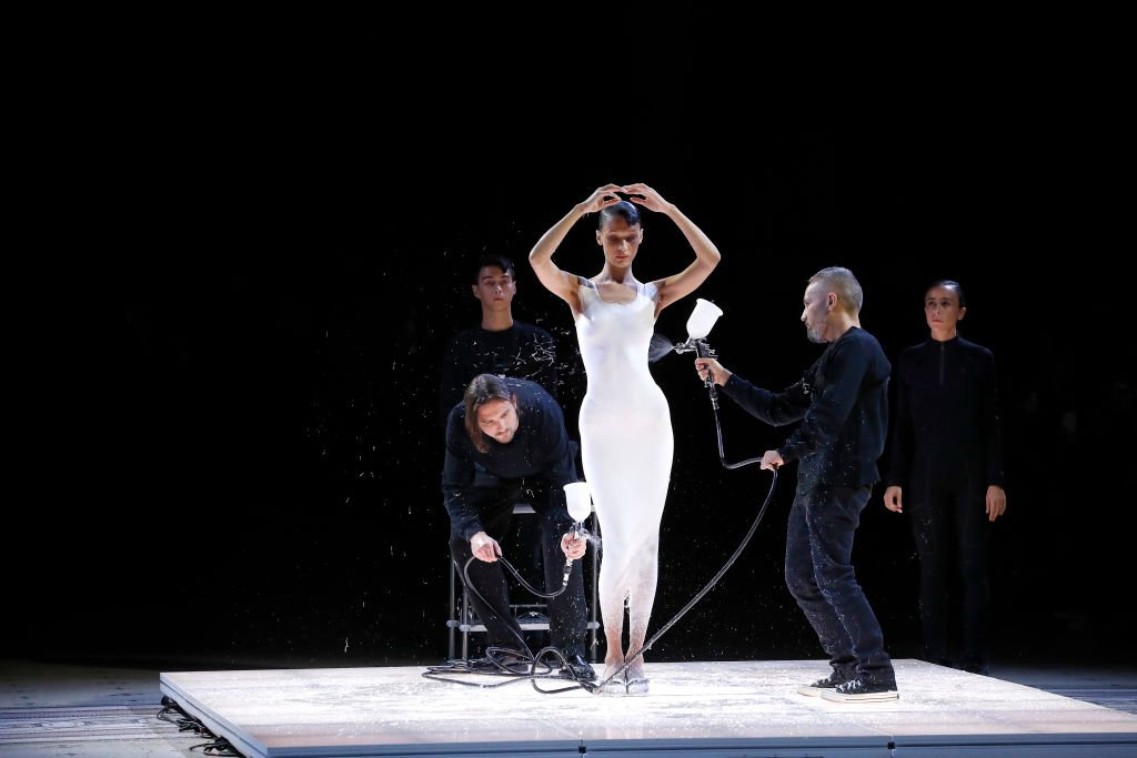 Bella Hadid para a grife francesa Coperni em apresentação na Paris Fashion Week 2022 (Estrop/Getty Images)