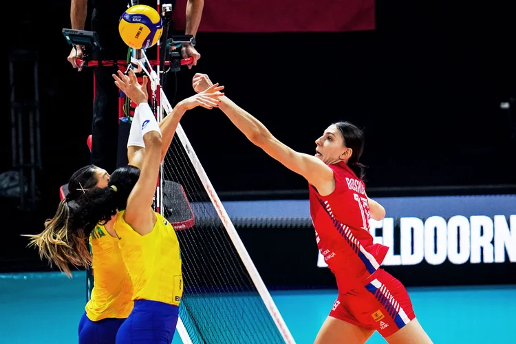 Brasil x Sérvia: brasileiras perderam a final do torneio mundial de vôlei. (BSR Agency/Getty Images)