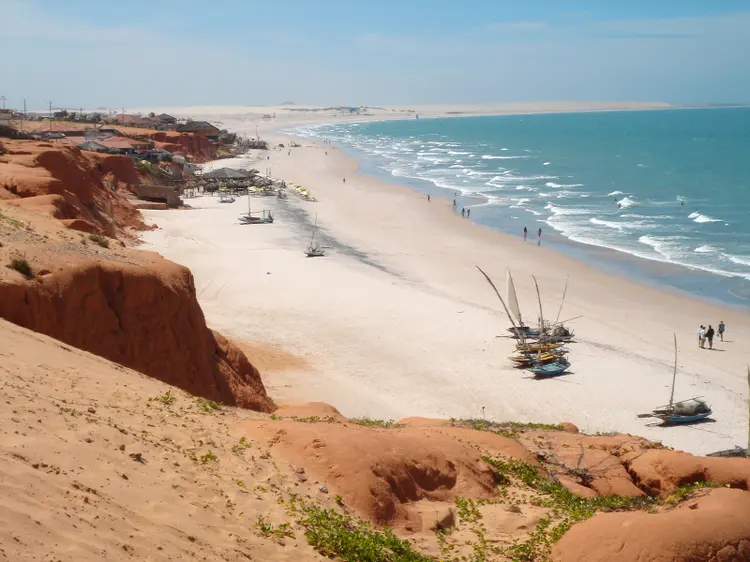 Praia da Canoa Quebrada: as tirolesas estão entre as principais atrações turísticas do local (assalve/Getty Images)