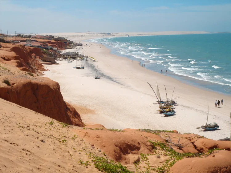 Praia da Canoa Quebrada: as tirolesas estão entre as principais atrações turísticas do local (assalve/Getty Images)