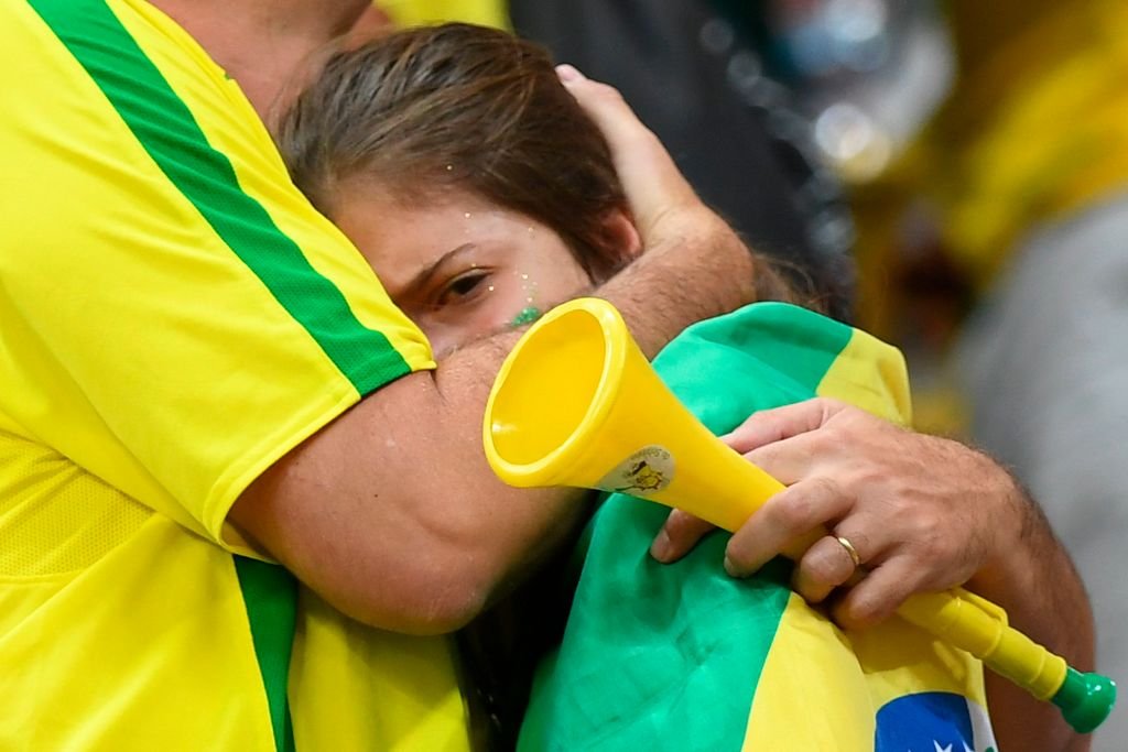 Torcedora chora derrota do Brasil contra a Bélgica na Copa do Mundo de 2018 (Manan Vatsyayana/Getty Images)