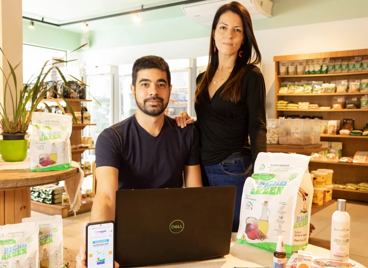 Victor Augusto Ramos e Thaís de Almeida, fundadores da VegPet: rações veganas para cães e gatos (VegPet/Divulgação)