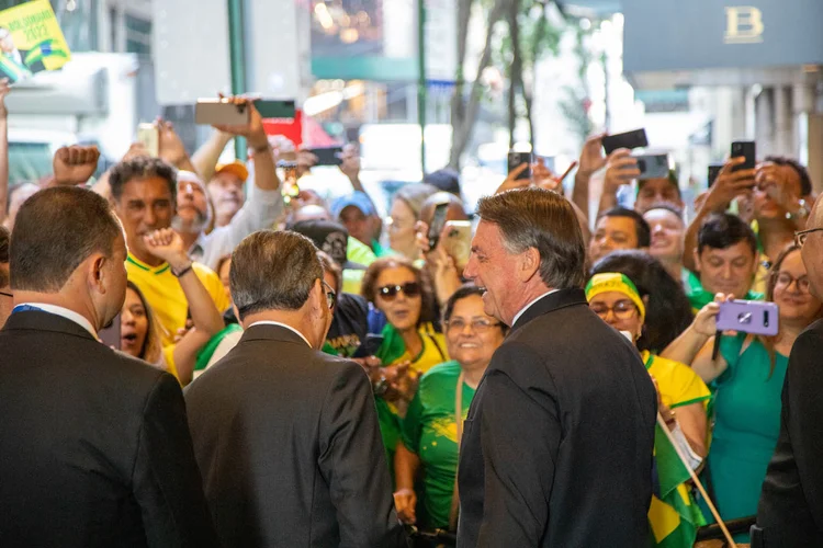 Bolsonaro com apoiadores em Nova York: grupo que não vota no presidente "de jeito nenhum" está perto de 50% (Leandro Fonseca/Exame)