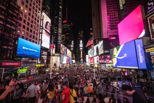 Imagem referente à matéria: Telão da Times Square fica escuro após apagão cibernético; veja vídeo