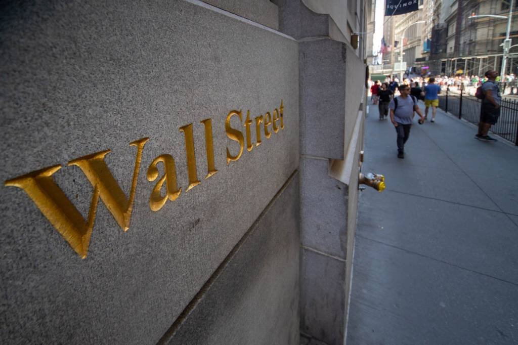Wall Street tem dia de grande volatilidade, e vários bancos regionais caem