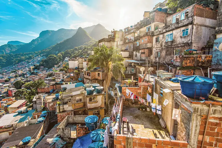 Favela em Carapicuíba (SP): Por um lado, elas mostram a face dura da exclusão. Ao mesmo tempo, essas comunidades reúnem uma população de enorme diversidade cultural, com grande criatividade e com capacidade de movimentar recursos financeiros