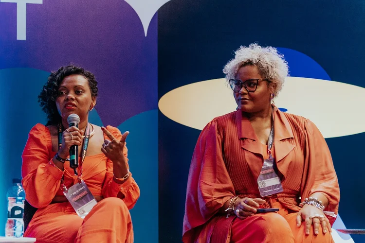 Adriana Barbosa, CEO da Pretahub (esquerda) e Egnalda Côrtes, fundadora e CEO da Côrtes Assessoria (direita): impacto social deve ser incômodo positivo para inovação nas empresas (Marcelo/ Green Fotografias/Divulgação)