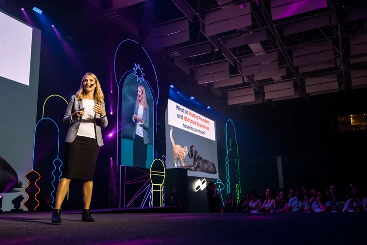 April Dunford durante o RD Summit 2022: "Escolhas complicadas e produtos mal explicados levam a decisões equivocadas" (HeusiAction/Green Fotografias/Divulgação)