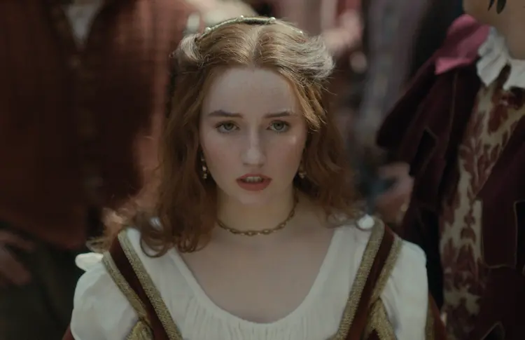 A atriz Kaitlyn Dever como Rosaline. (20th Century Studios/Divulgação)