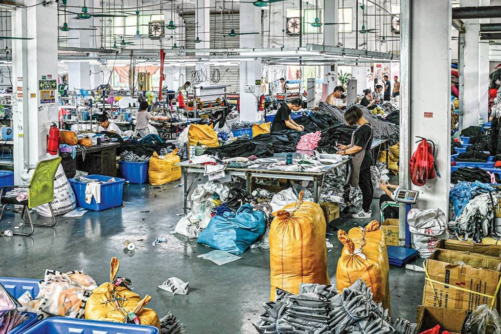 Fábrica de roupas que fornece para a Shein: o modelo de produção é baseado no “teste e repita” — se vende siga produzindo, caso contrário encerre imediatamente. (JADE GAO/AFP/Getty Images)