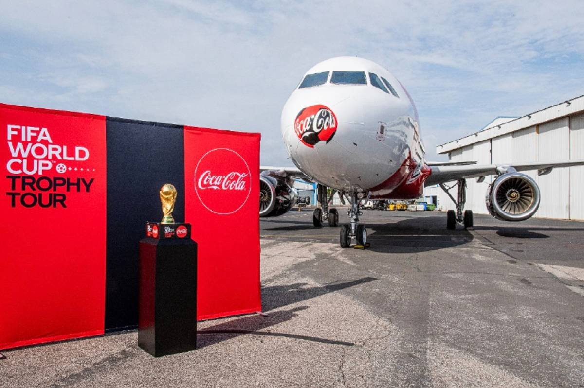 Em evento com Cafu, patrocinadora exibe taça da Copa da Mundo de