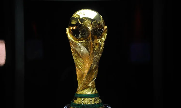 Depois de passar por cerca de 80 países, o troféu da Copa do Mundo de 2014 chegou ontem (21) ao Rio de Janeiro, aonde ficará exposta até o próximo dia 25 no Maracanã (Tânia Rêgo/Agência Brasil) (Tânia Rêgo/Agência Brasil)