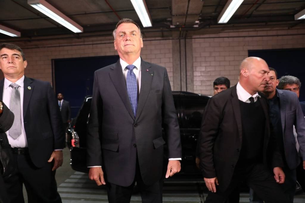 Na volta ao Brasil, Bolsonaro terá que organizar um grupo político, algo que nunca fez, diz analista
