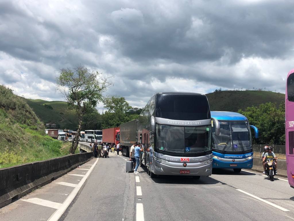 Paralisação de caminhoneiros: Via Dutra segue interditada em Barra Mansa, diz CCR