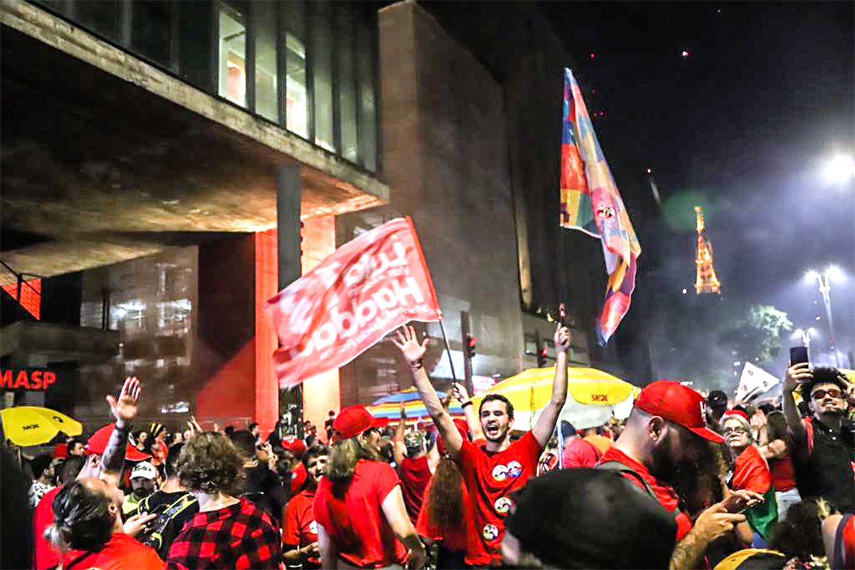 Manifestação pró-democracia fecha os dois sentidos da Avenida Paulista