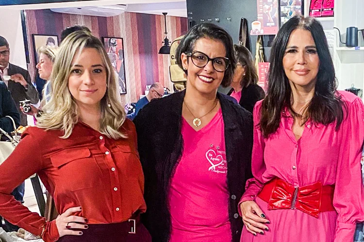 Andressa Bergamo (à esq.), da AVG Capital, e lideranças da ONG Amor em Mechas: apoio ao Outubro Rosa (Divulgação/Divulgação)