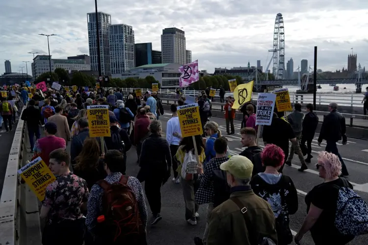 Reino Unido: Milhares de britânicos saíram às ruas neste sábado (1º) para protestar contra a crise do custo de vida (AFP Photo/AFP Photo)
