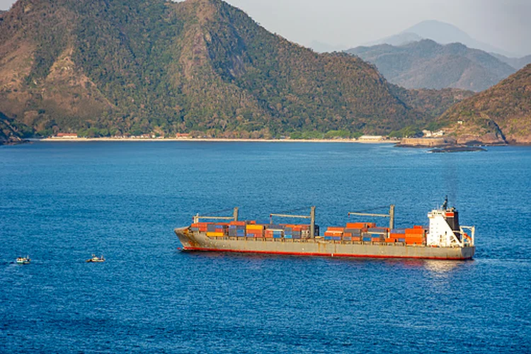 Cargueiro com conteinêres no Rio: infraestrutura de transportes é um dos focos do agro no Congresso (Getty Images/Getty Images)