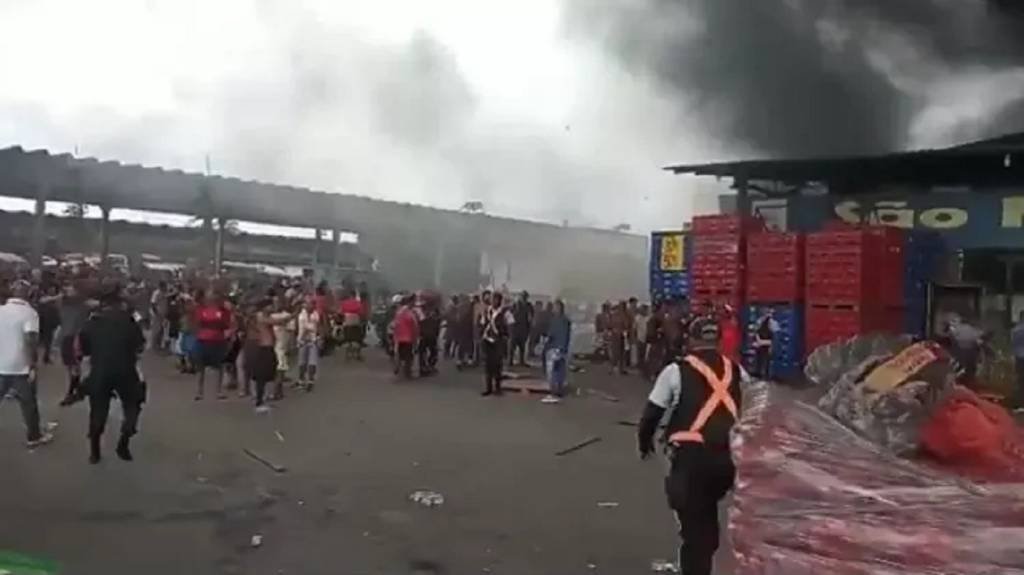 Bombeiros combatem fogo no Ceasa, que tem saques durante incêndio; veja vídeo