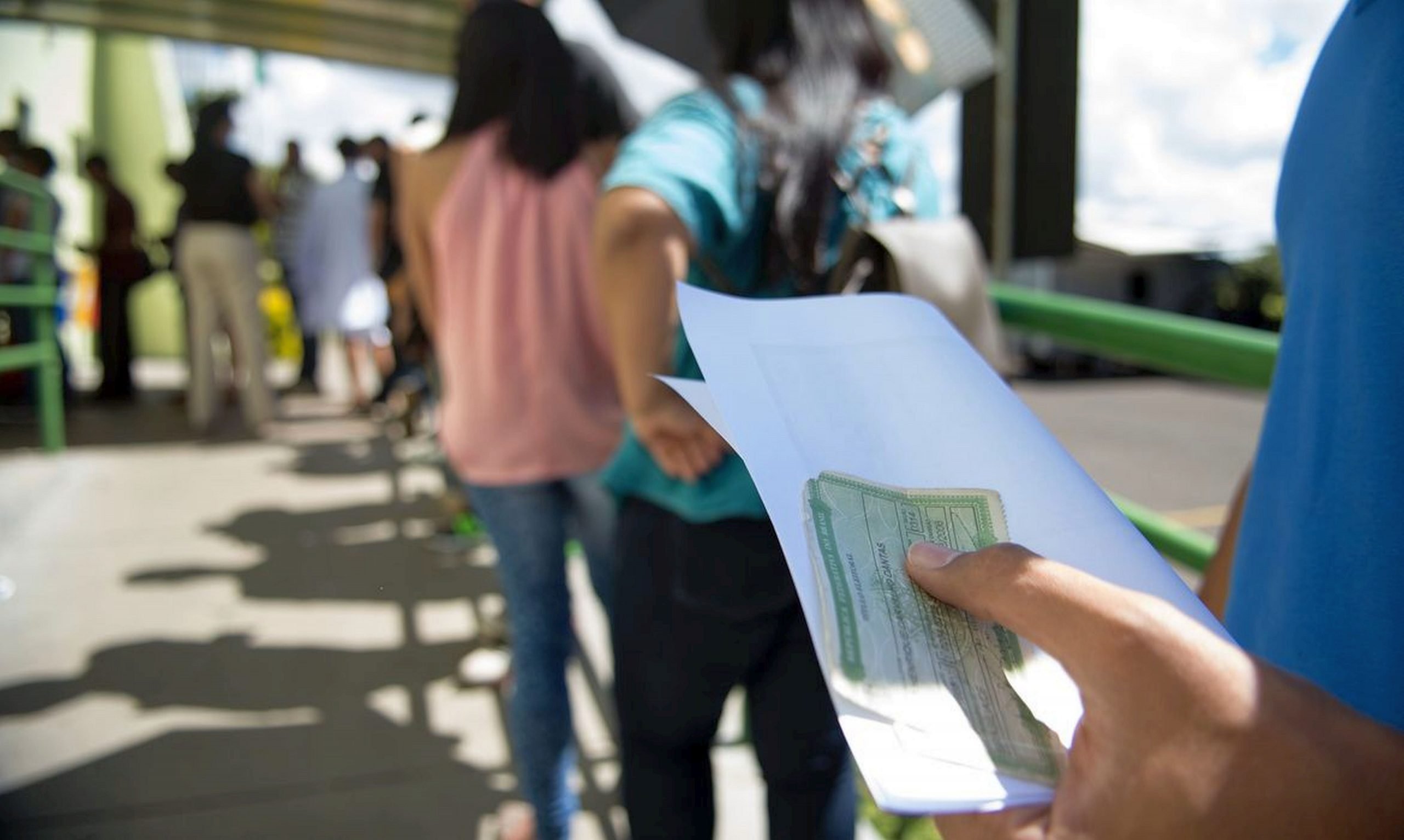 Quantos votos um candidato precisa para ganhar no primeiro turno?