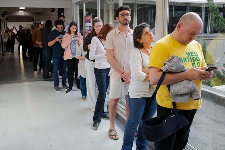 Pessoas aguardam para votar durante as eleições (CAIO GUATELLI/AFP via Getty Images/Getty Images)