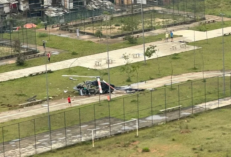 Helicóptero cai na Zona Sul de SP: registro do acidente na região do Parque da Rocinha (Paulo Rossi / Redes sociais / Captura de tela/Reprodução)