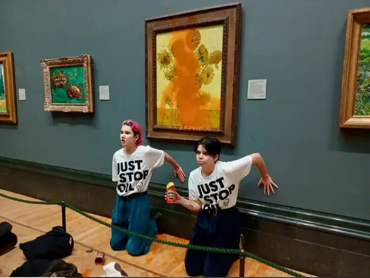 Ativistas jogam sopa de tomate contra quadro "Girassóis" de Van Gogh. (Just Stop Oil/Twitter/Reprodução)
