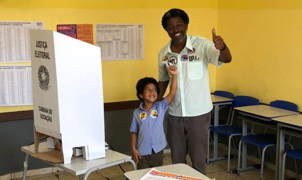 Léo Péricles vota em escola estadual em Belo Horizonte