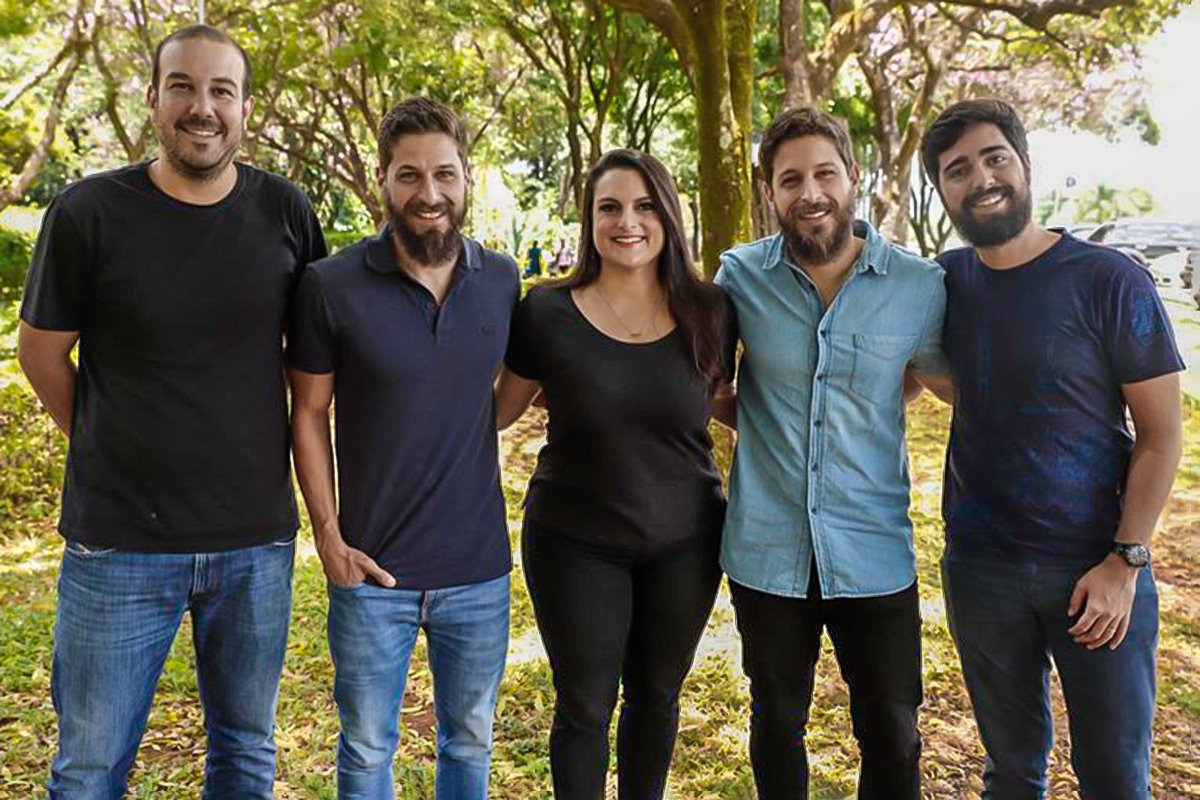 magnnolia-papelaria-fundadores Sócios da Magnólia Papelaria: Vitor Viana, Fillipe Janiques, Julia Hueb, Thiago Janiques e Igor Vendas