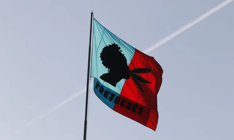 Nova bandeira do Museu de Arte do Rio, na Praça Mauá, leva imagem de mulher negra, criada pela artista Rosana Paulino. (Fernando Frazão/Agência Brasil)