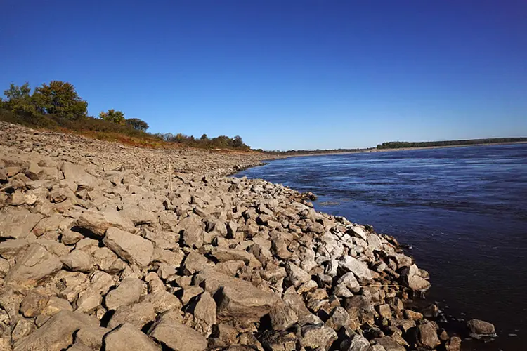 Seca perto do rio Mississipi, nos EUA: agricultores argentinos tentam achar meios de seguir em frente com seca histórica (Scott Olson/Getty Images/Getty Images)