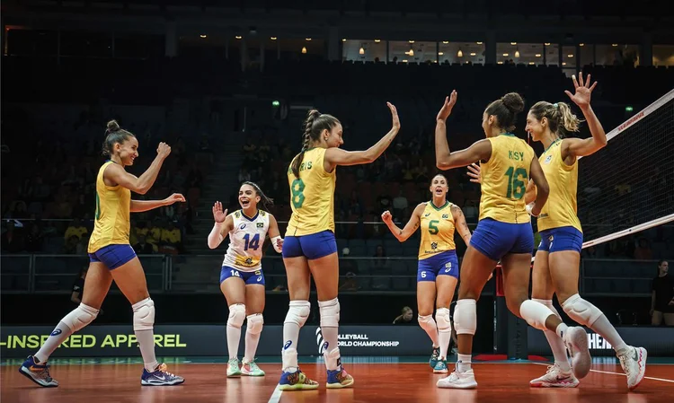 A seleção feminina de vôlei do Brasil foi derrotada pela equipe dos Estados Unidos nesta quinta-feira, 8. (Reprodução Twitter/CBV/Agência Brasil)