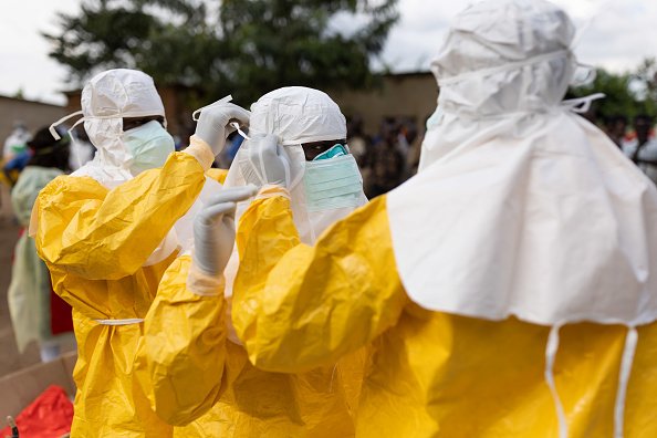 Funcionários da Cruz Vermelha em atuação contra o ebola em Uganda (Luke Dray/Getty Images/Getty Images)
