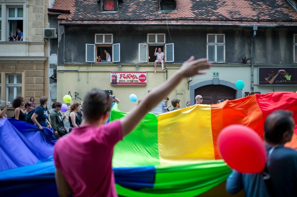 Parlamento da Eslovênia aprova emenda que autoriza casamento de pessoas do mesmo sexo