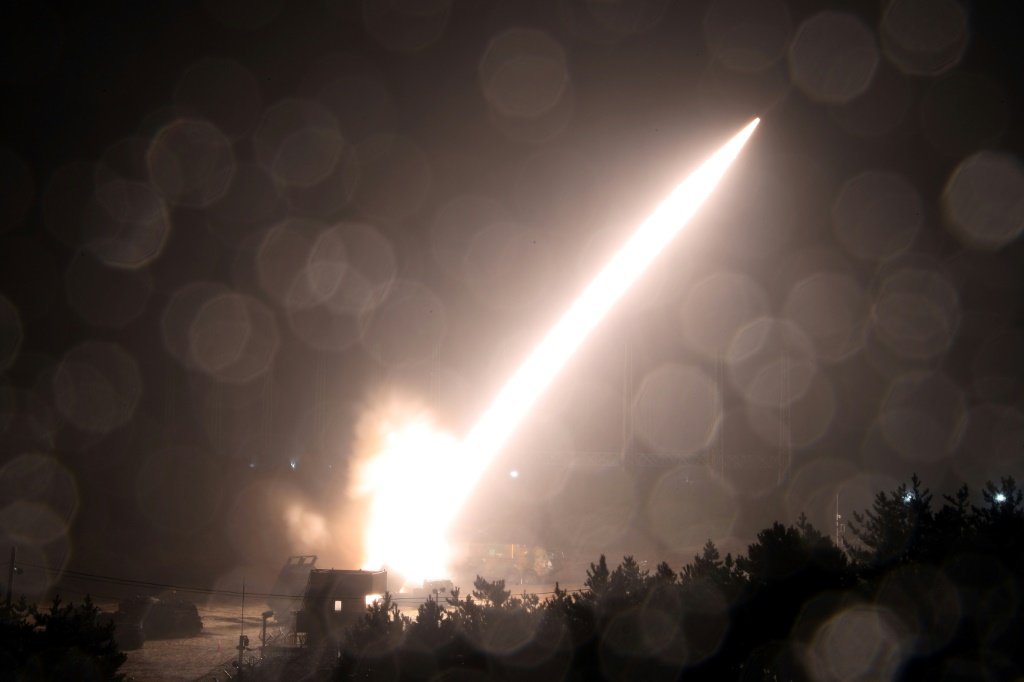Sistema de mísseis táticos dispara um projétil na Coreia do Sul em 5 de outubro de 2022 (AFP/AFP Photo)