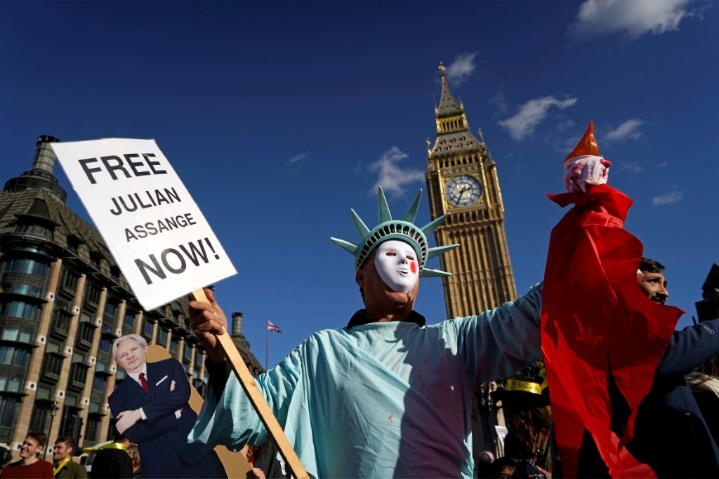 Manifestantes formam corrente humana em Londres em apoio a Julian Assange