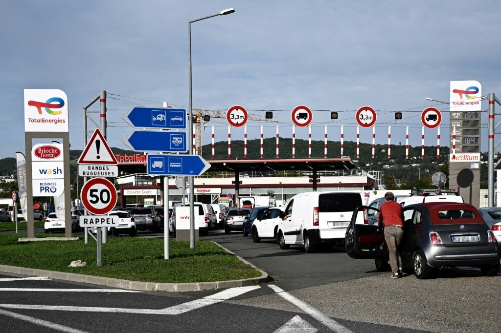 Escassez de combustível piora na França, sem sinal de fim da greve