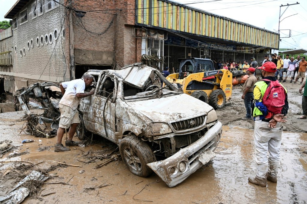 Deslizamento de terra varre cidade na Venezuela e deixa ao menos 25 mortos