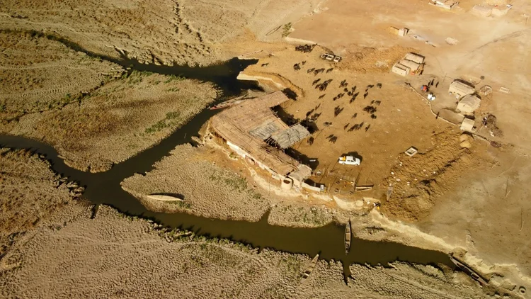 Vista aérea de uma fazenda de bisões nas margens de um rio seco na região de Dhi Qar. (AFP/AFP)
