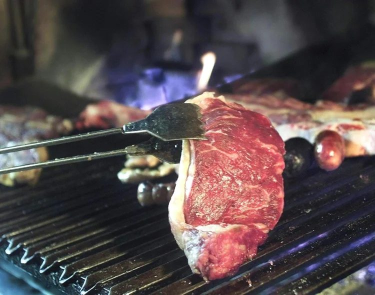 Estudo descobriu escassa relação entre alguns hábitos alimentares e malefícios à saúde (AFP/AFP)