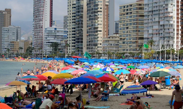 Banhistas lotam a praia de Levante da cidade turística de Benidorm, na Espanha (AFP/AFP)