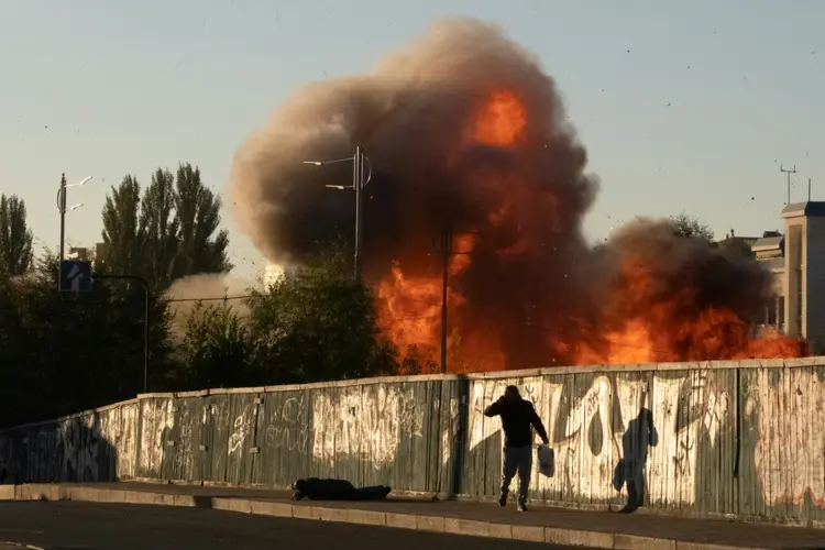 m Kiev, onde pelo menos cinco explosões foram ouvidas por jornalistas da AFP, "80% dos consumidores da capital" estão privados de água (AFP/AFP Photo)