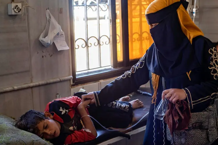 Uma criança que sofre de cólera recebe tratamento no hospital Al-Kasrah, na província oriental de Deir Ezzor, na Síria (AFP/Divulgação)